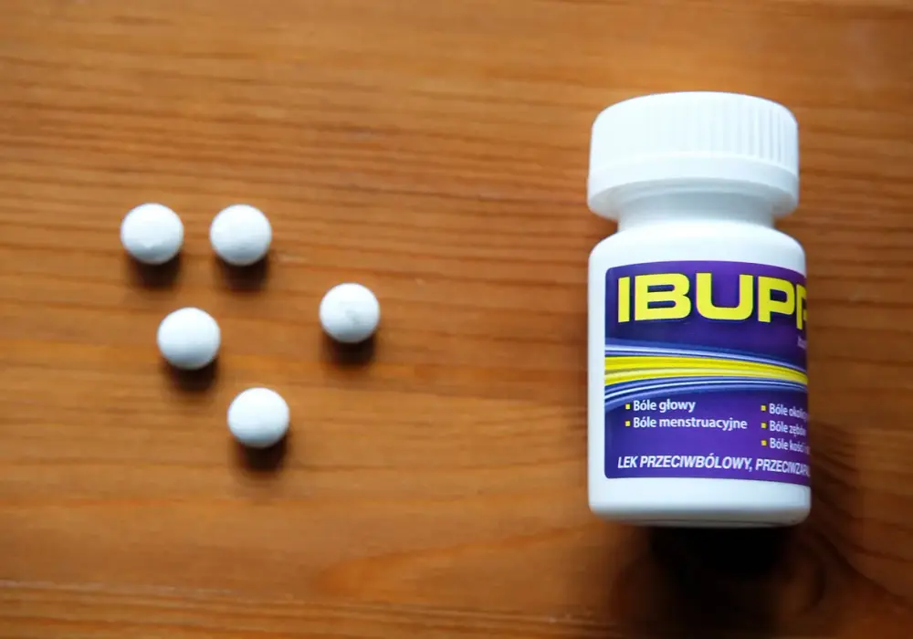 Czy ibuprofen można łączyć z alkoholem? Sprawdź ryzyko i skutki.