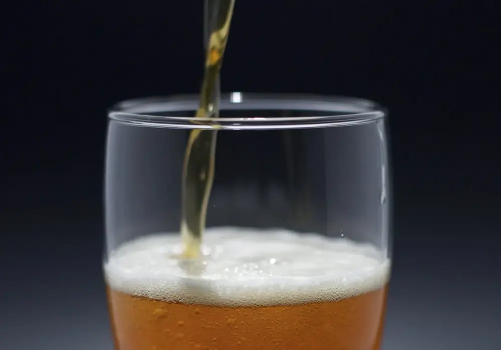 Czy można pić alkohol po wyrwaniu ósemki? Sprawdź, co musisz wiedzieć
