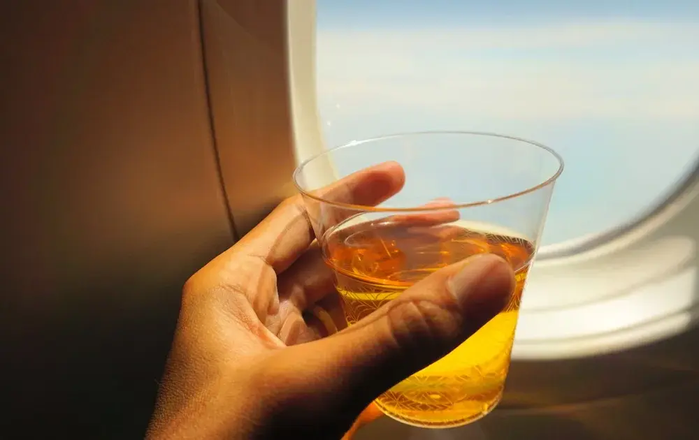 Czy można pić alkohol w samolocie? Odkryj zasady i wyjątki