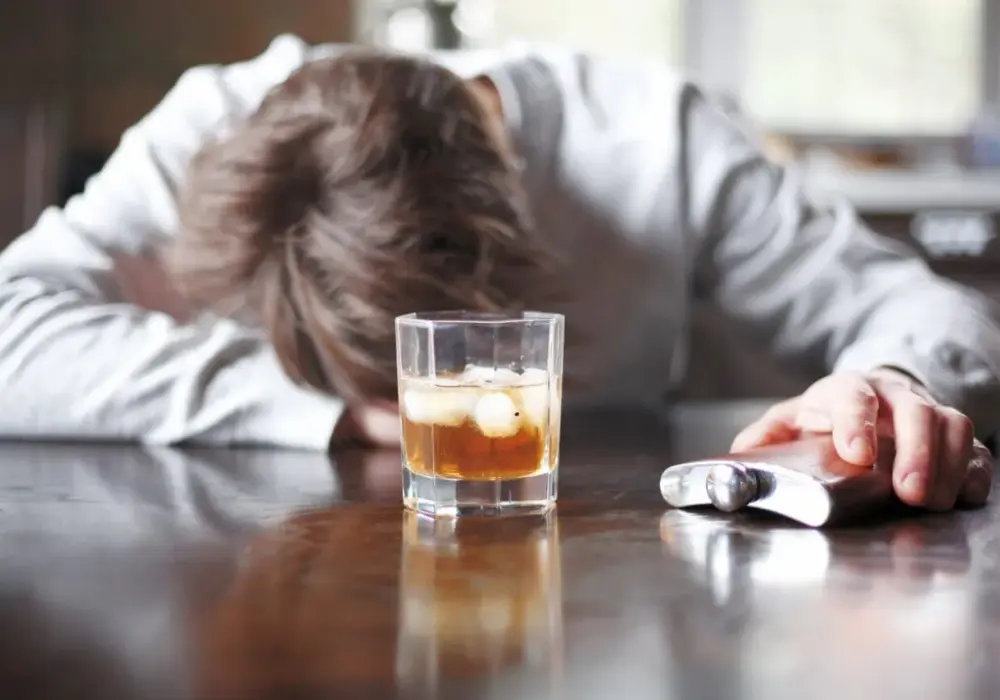 Kiedy wezwać pogotowie do alkoholika? Sytuacje, które wymagają natychmiastowej pomocy medycznej