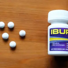 Czy ibuprofen można łączyć z alkoholem? Sprawdź ryzyko i skutki.