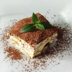 Czy tiramisu jest z alkoholem? Odkryj, co naprawdę zawiera ten deser