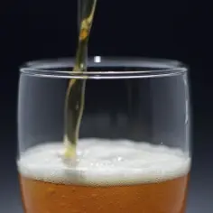 Czy można pić alkohol po wyrwaniu ósemki? Sprawdź, co musisz wiedzieć