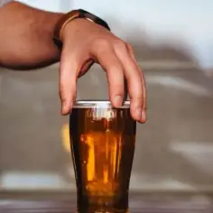 Czy alkohol zabija plemniki? Sprawdź, jak wpływa na płodność mężczyzn