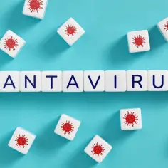 Białe kostki z literami tworzą napis "HANTAWIRUS". Inne kostki przedstawiają czerwone symbole wirusa, symbolizujące hantawirus objawy.