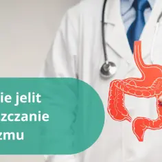 Lekarz pokazuje model jelit, sugerując, jak oczyścić jelita i cały organizm.