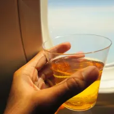 Czy można pić alkohol w samolocie? Odkryj zasady i wyjątki