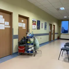 Pracownik niemedyczny – kim jest i jak wspiera służbę zdrowia?
