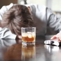 Kiedy wezwać pogotowie do alkoholika? Sytuacje, które wymagają natychmiastowej pomocy medycznej