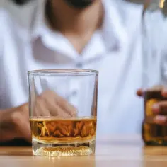 Czy alkohol pomaga w przeziębieniu? Odkryj prawdę o jego skutkach