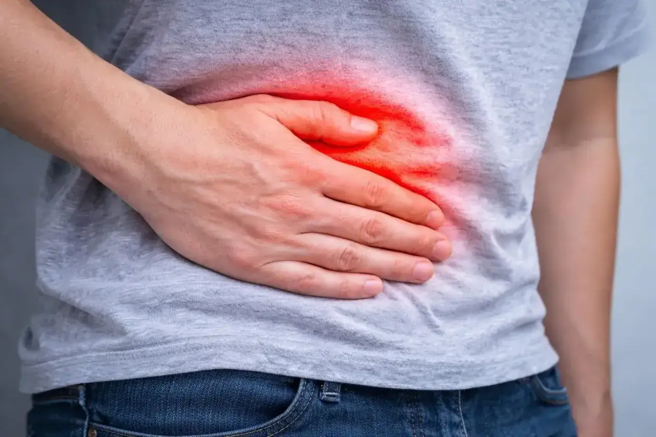 Ból brzucha może być objawem hemochromatozy. Czerwony obszar na brzuchu sugeruje problem.