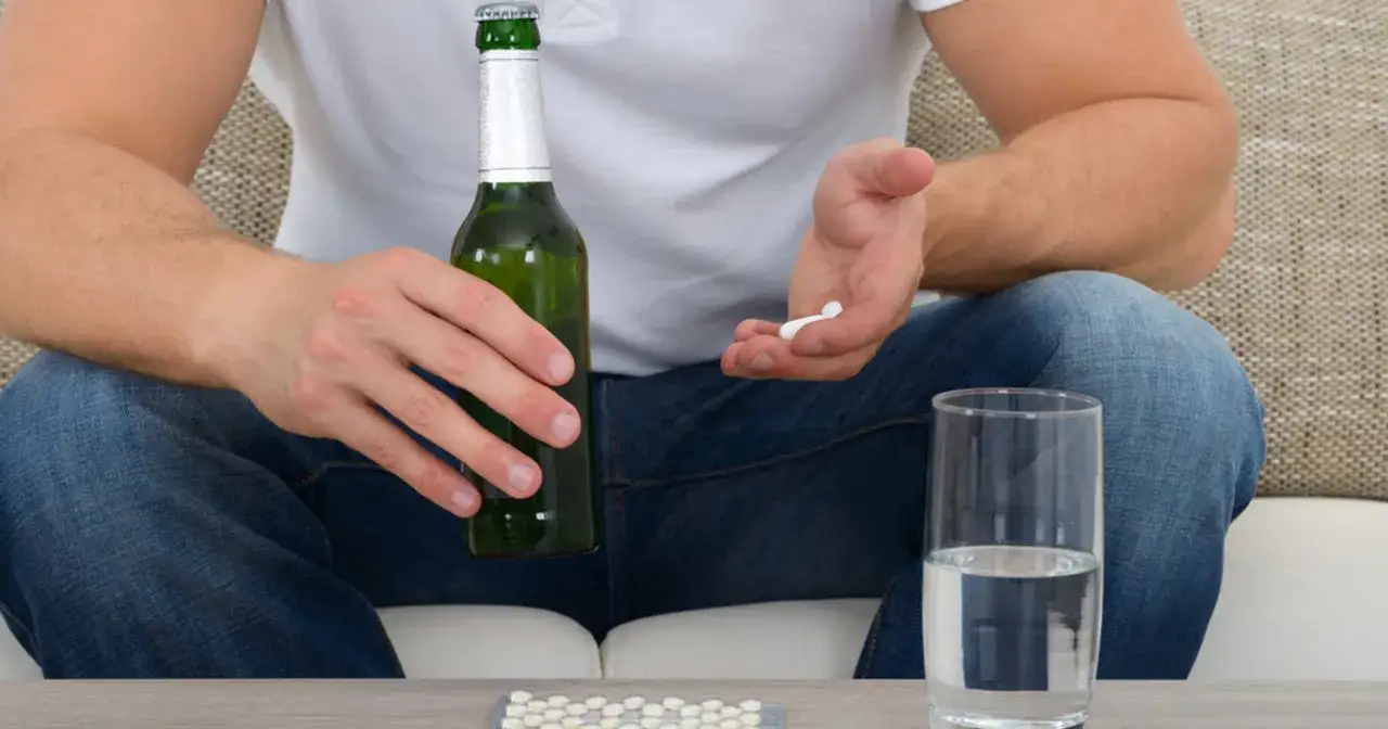 Zdjęcie Czy ibuprofen można łączyć z alkoholem? Sprawdź ryzyko i skutki.