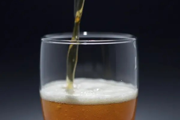 Czy można pić alkohol po wyrwaniu ósemki? Sprawdź, co musisz wiedzieć