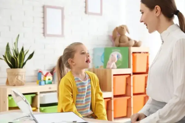 Czy logopeda to zawód medyczny? Odkryj ważne różnice i wymagania