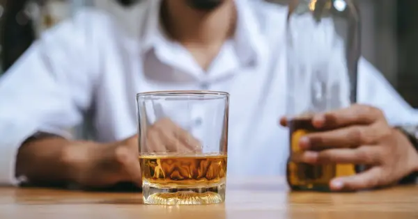 Czy alkohol pomaga w przeziębieniu? Odkryj prawdę o jego skutkach